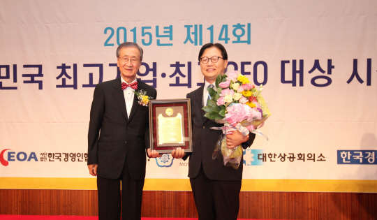 지난 23일 서울 르네상스 호텔에서 열린 '2015 대한민국 최고기업 대상' 수상식에서 한재훈 LS산전 사장(오른쪽)과 고병우 한국경영인협회 회장이 LS산전의 전기·전선분야 8년 연속 대상 수상을 기념해 사진을 찍고 있다. <LS산전 제공>